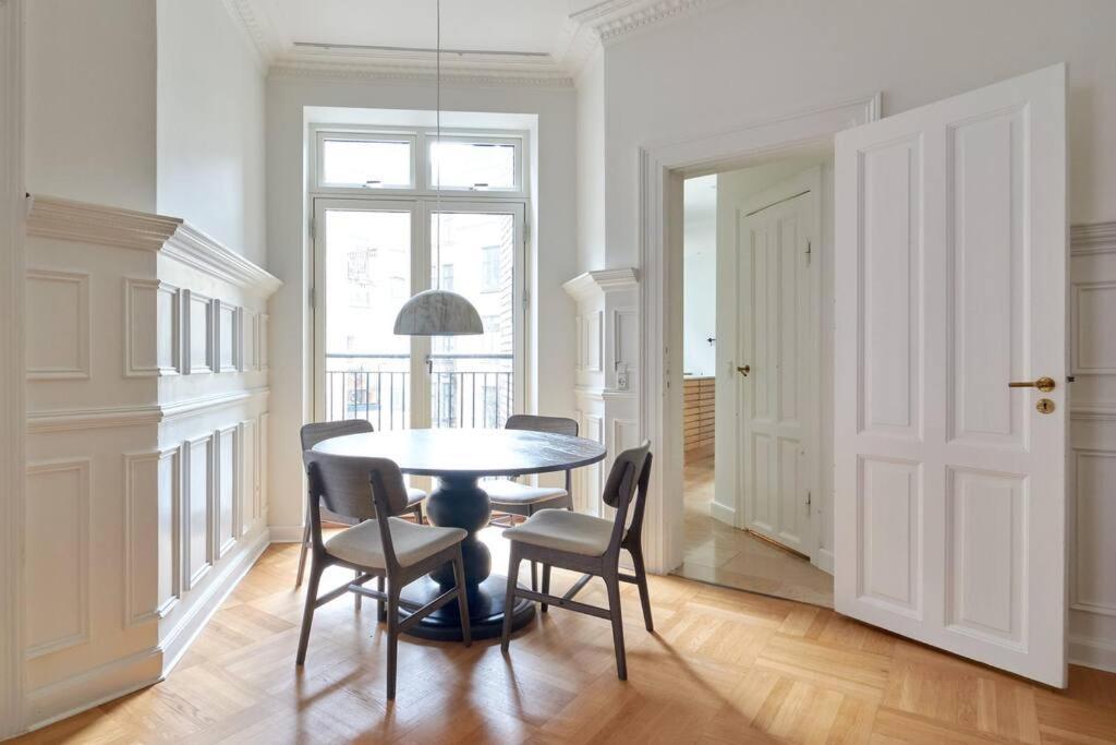Spacious 3 Bedroom Manor Flat Next To Tivoli Koppenhága Kültér fotó